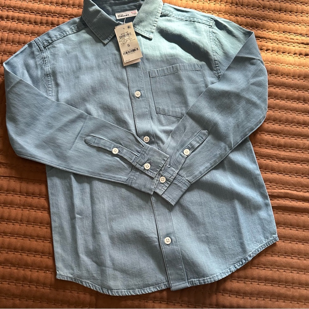 NWT Boys Epic Threads Long Sleeve button up light/med denim shirt, Size S (7/8).